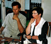 Lotta och Thomas i djupa diskussioner.